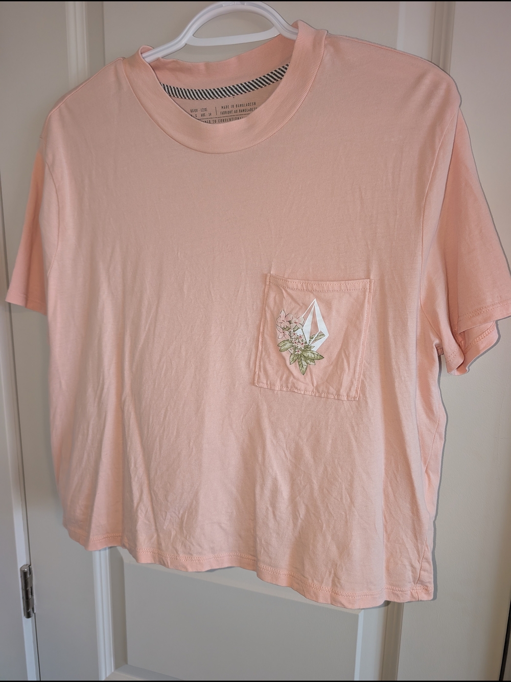2/25$ 💓 Volcom Peach Graphic Pocket Tee